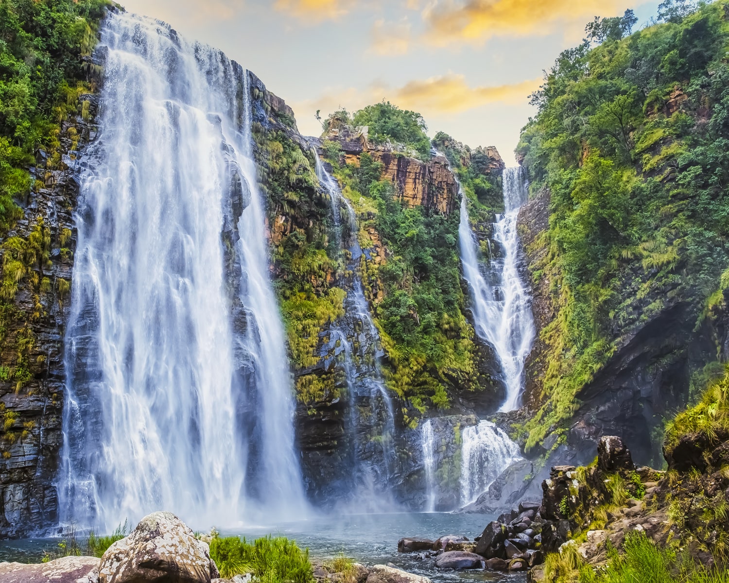 Le panorama d'une chute d'eau sur la route Lisbon Falls en Afrique.